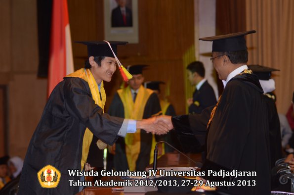 wisuda-unpad-gel-iv-ta-2012_2013-fakultas-mipa-oleh-rektor-173