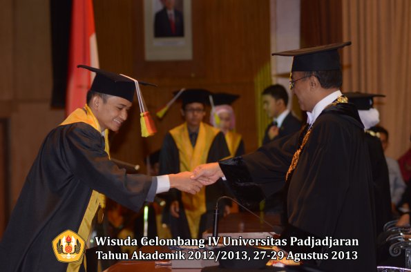 wisuda-unpad-gel-iv-ta-2012_2013-fakultas-mipa-oleh-rektor-174