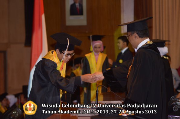 wisuda-unpad-gel-iv-ta-2012_2013-fakultas-mipa-oleh-rektor-175