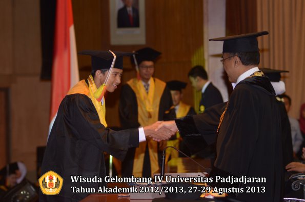 wisuda-unpad-gel-iv-ta-2012_2013-fakultas-mipa-oleh-rektor-178