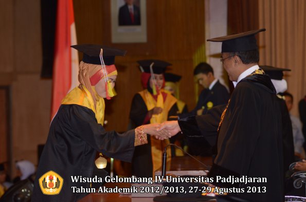 wisuda-unpad-gel-iv-ta-2012_2013-fakultas-mipa-oleh-rektor-181