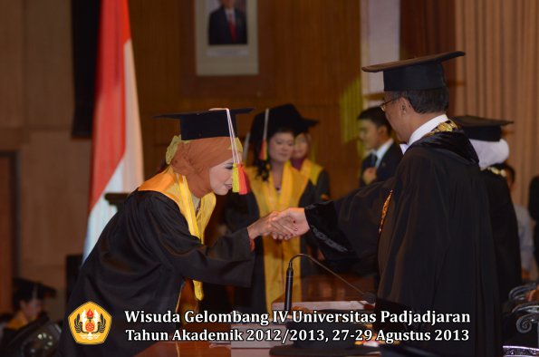 wisuda-unpad-gel-iv-ta-2012_2013-fakultas-mipa-oleh-rektor-184