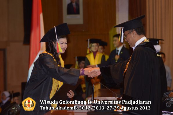 wisuda-unpad-gel-iv-ta-2012_2013-fakultas-mipa-oleh-rektor-185