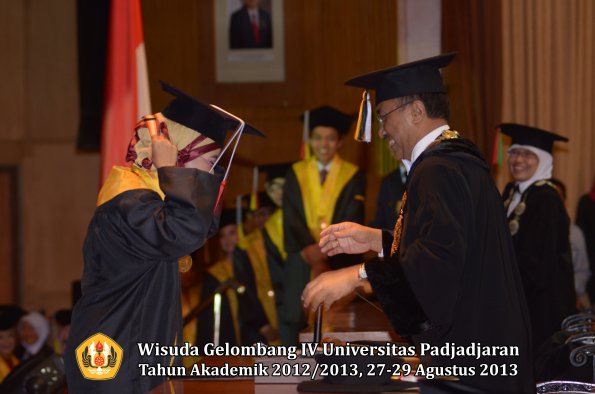 wisuda-unpad-gel-iv-ta-2012_2013-fakultas-mipa-oleh-rektor-186