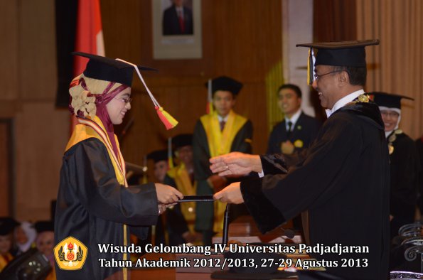 wisuda-unpad-gel-iv-ta-2012_2013-fakultas-mipa-oleh-rektor-187