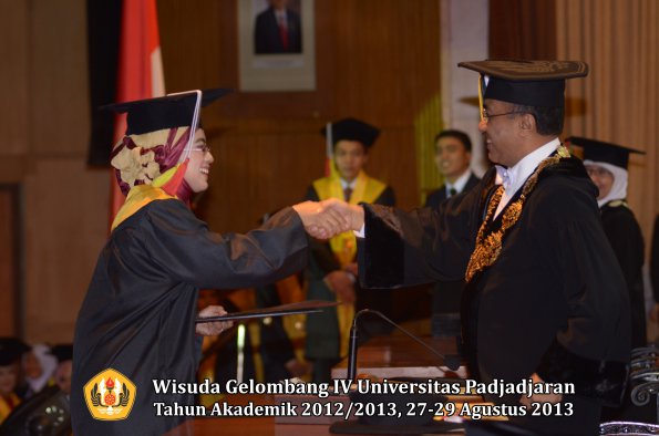 wisuda-unpad-gel-iv-ta-2012_2013-fakultas-mipa-oleh-rektor-188