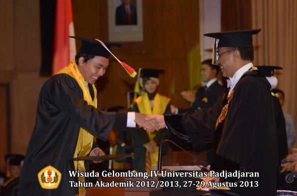 wisuda-unpad-gel-iv-ta-2012_2013-fakultas-mipa-oleh-rektor-189