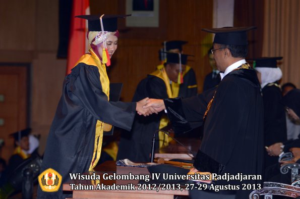 wisuda-unpad-gel-iv-ta-2012_2013-fakultas-mipa-oleh-rektor-199