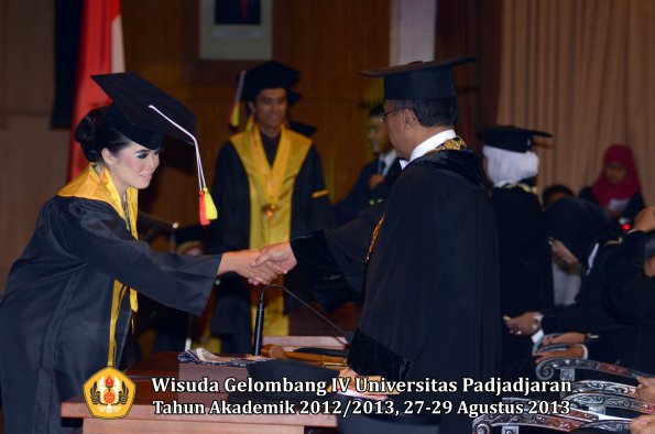 wisuda-unpad-gel-iv-ta-2012_2013-fakultas-mipa-oleh-rektor-204
