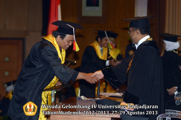 wisuda-unpad-gel-iv-ta-2012_2013-fakultas-mipa-oleh-rektor-206