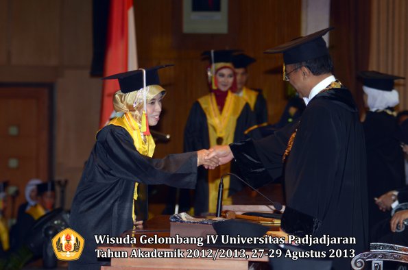 wisuda-unpad-gel-iv-ta-2012_2013-fakultas-mipa-oleh-rektor-208