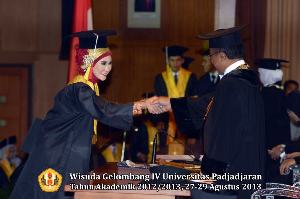 wisuda-unpad-gel-iv-ta-2012_2013-fakultas-mipa-oleh-rektor-209