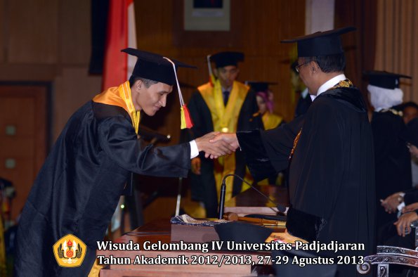 wisuda-unpad-gel-iv-ta-2012_2013-fakultas-mipa-oleh-rektor-210