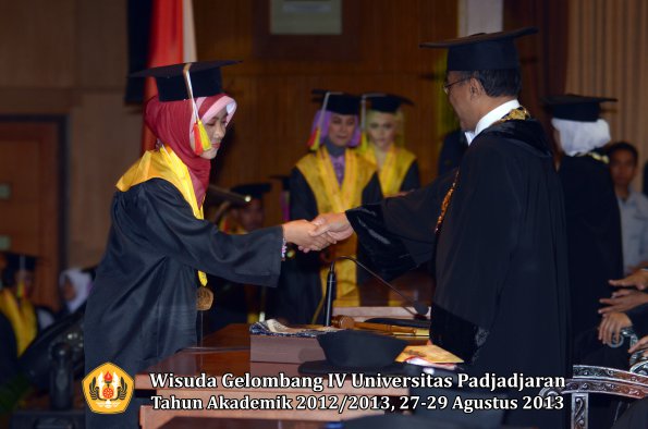 wisuda-unpad-gel-iv-ta-2012_2013-fakultas-mipa-oleh-rektor-219