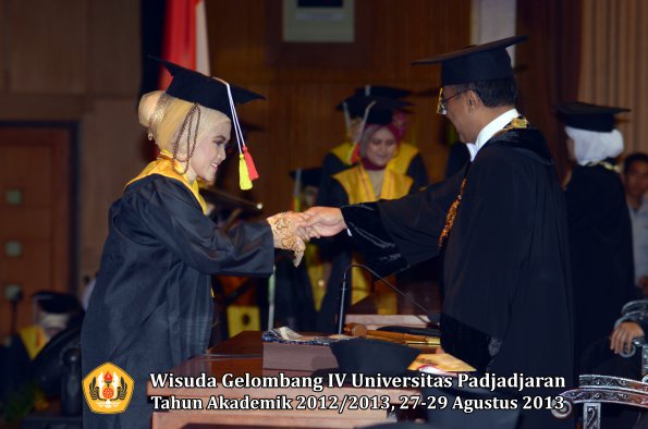 wisuda-unpad-gel-iv-ta-2012_2013-fakultas-mipa-oleh-rektor-221