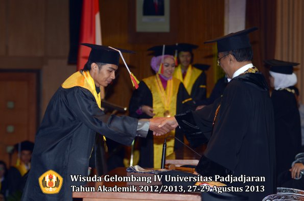 wisuda-unpad-gel-iv-ta-2012_2013-fakultas-mipa-oleh-rektor-225
