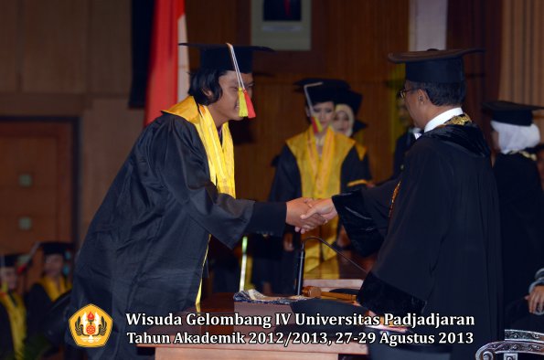 wisuda-unpad-gel-iv-ta-2012_2013-fakultas-mipa-oleh-rektor-227