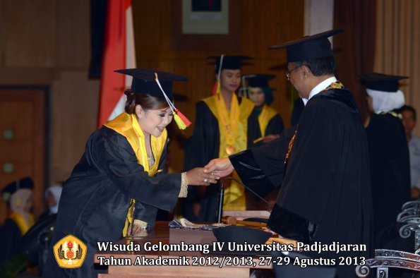 wisuda-unpad-gel-iv-ta-2012_2013-fakultas-mipa-oleh-rektor-234
