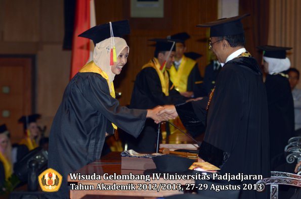 wisuda-unpad-gel-iv-ta-2012_2013-fakultas-mipa-oleh-rektor-242