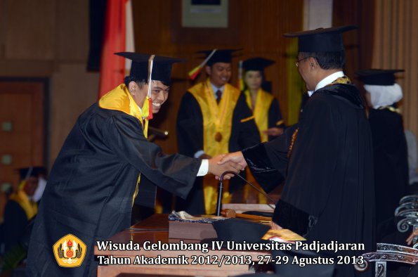 wisuda-unpad-gel-iv-ta-2012_2013-fakultas-mipa-oleh-rektor-245