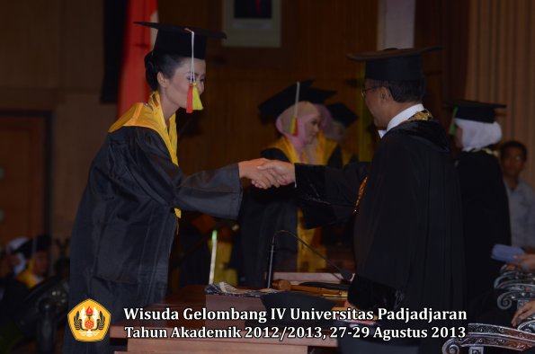 wisuda-unpad-gel-iv-ta-2012_2013-fakultas-mipa-oleh-rektor-250