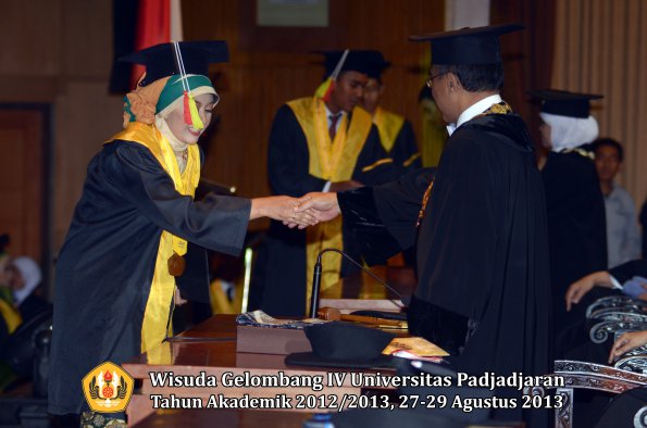 wisuda-unpad-gel-iv-ta-2012_2013-fakultas-mipa-oleh-rektor-253