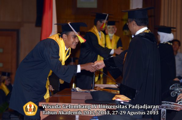 wisuda-unpad-gel-iv-ta-2012_2013-fakultas-mipa-oleh-rektor-254