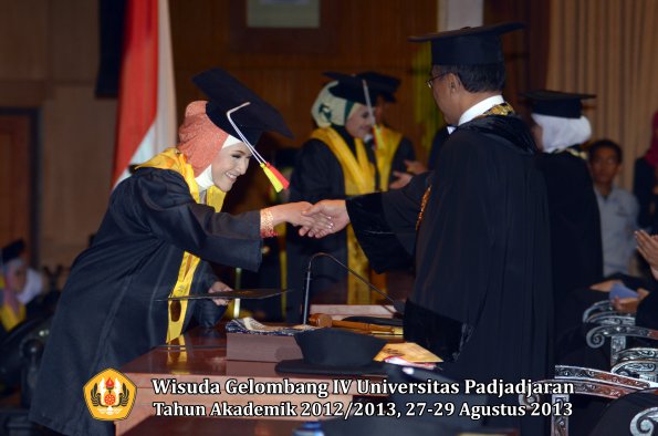 wisuda-unpad-gel-iv-ta-2012_2013-fakultas-mipa-oleh-rektor-256