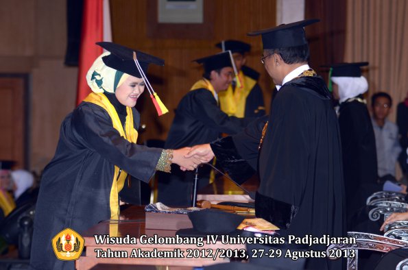 wisuda-unpad-gel-iv-ta-2012_2013-fakultas-mipa-oleh-rektor-257