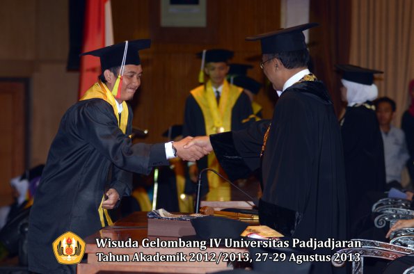 wisuda-unpad-gel-iv-ta-2012_2013-fakultas-mipa-oleh-rektor-258