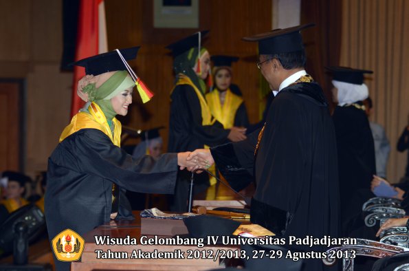 wisuda-unpad-gel-iv-ta-2012_2013-fakultas-mipa-oleh-rektor-259