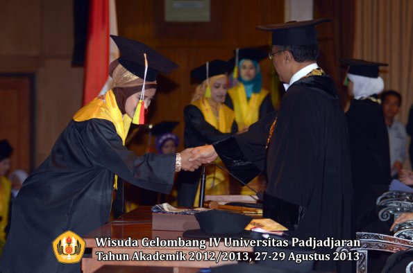 wisuda-unpad-gel-iv-ta-2012_2013-fakultas-mipa-oleh-rektor-261