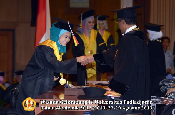 wisuda-unpad-gel-iv-ta-2012_2013-fakultas-mipa-oleh-rektor-263