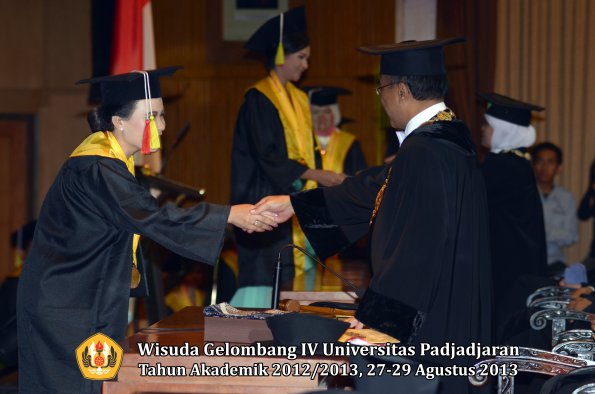 wisuda-unpad-gel-iv-ta-2012_2013-fakultas-mipa-oleh-rektor-268