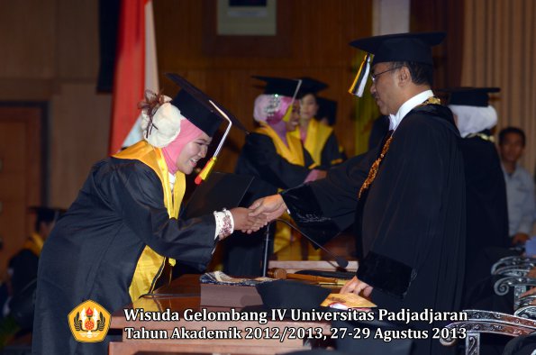 wisuda-unpad-gel-iv-ta-2012_2013-fakultas-mipa-oleh-rektor-270