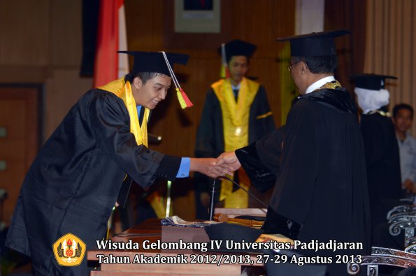 wisuda-unpad-gel-iv-ta-2012_2013-fakultas-mipa-oleh-rektor-275