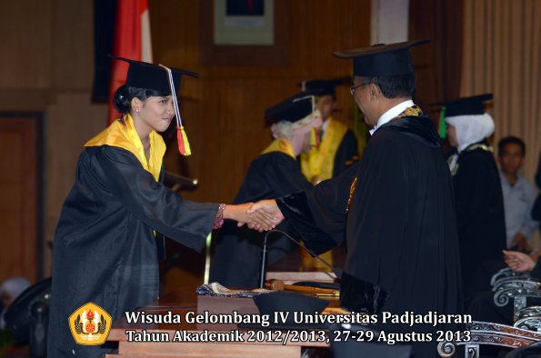 wisuda-unpad-gel-iv-ta-2012_2013-fakultas-mipa-oleh-rektor-279