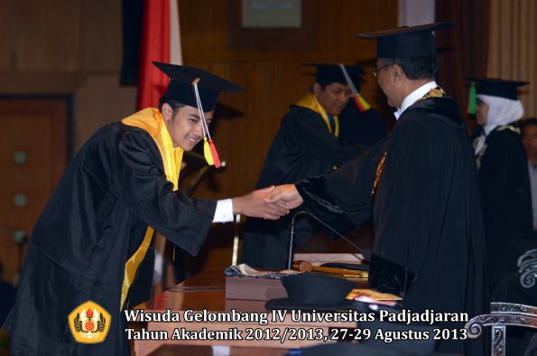 wisuda-unpad-gel-iv-ta-2012_2013-fakultas-mipa-oleh-rektor-281