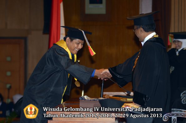 wisuda-unpad-gel-iv-ta-2012_2013-fakultas-mipa-oleh-rektor-282