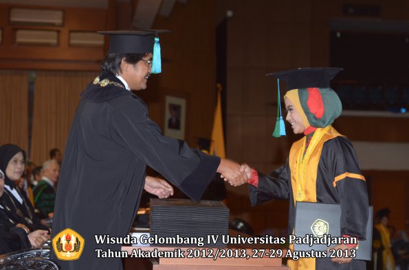 wisuda-unpad-gel-iv-ta-2012_2013-fakultas-pik-oleh-dekan-005