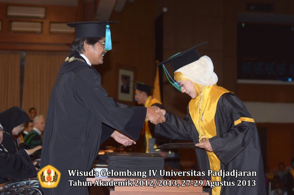 wisuda-unpad-gel-iv-ta-2012_2013-fakultas-pik-oleh-dekan-015