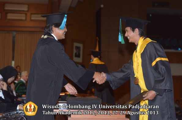 wisuda-unpad-gel-iv-ta-2012_2013-fakultas-pik-oleh-dekan-021