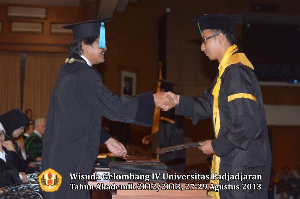 wisuda-unpad-gel-iv-ta-2012_2013-fakultas-pik-oleh-dekan-022