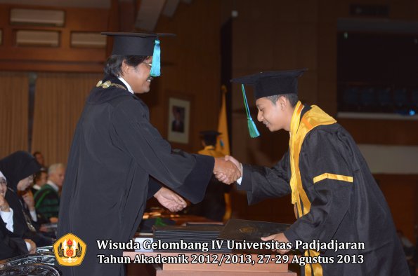 wisuda-unpad-gel-iv-ta-2012_2013-fakultas-pik-oleh-dekan-023