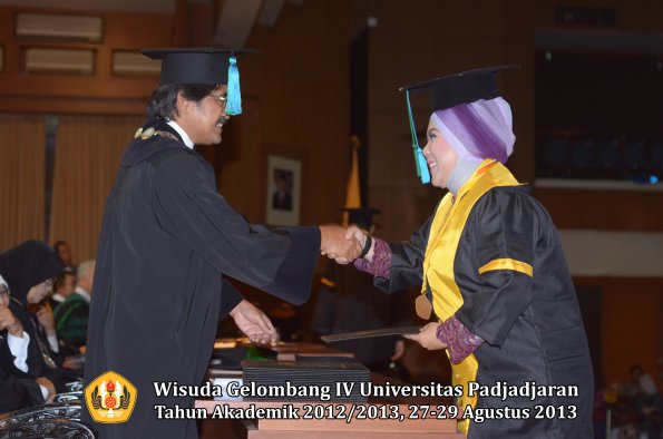 wisuda-unpad-gel-iv-ta-2012_2013-fakultas-pik-oleh-dekan-024