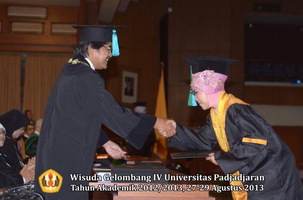 wisuda-unpad-gel-iv-ta-2012_2013-fakultas-pik-oleh-dekan-025