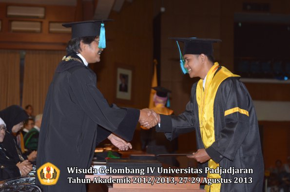 wisuda-unpad-gel-iv-ta-2012_2013-fakultas-pik-oleh-dekan-026