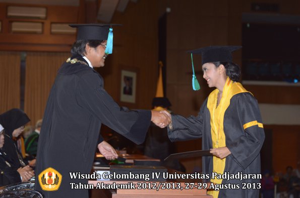 wisuda-unpad-gel-iv-ta-2012_2013-fakultas-pik-oleh-dekan-027