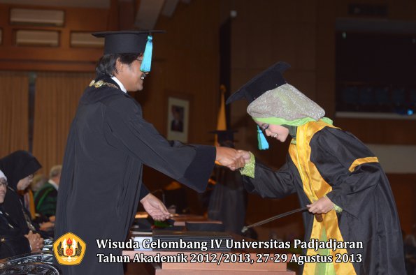 wisuda-unpad-gel-iv-ta-2012_2013-fakultas-pik-oleh-dekan-028