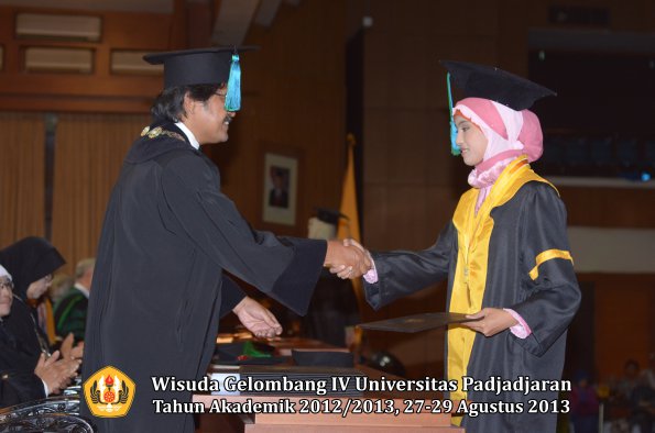 wisuda-unpad-gel-iv-ta-2012_2013-fakultas-pik-oleh-dekan-029